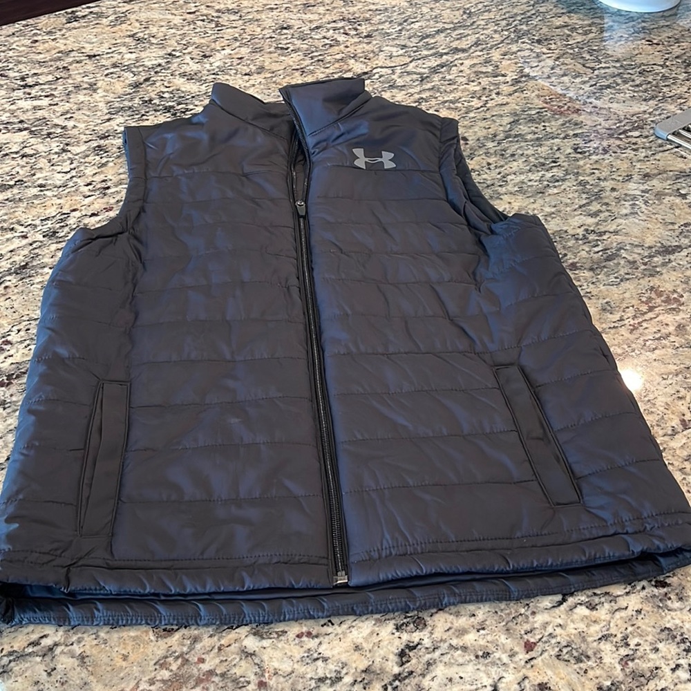 Youth Under Armour black vest xl